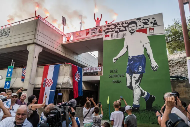 Pogledajte ludnicu koju je Split pripremio Sliškoviću! Poznata lica odala počast legendi Hajduka