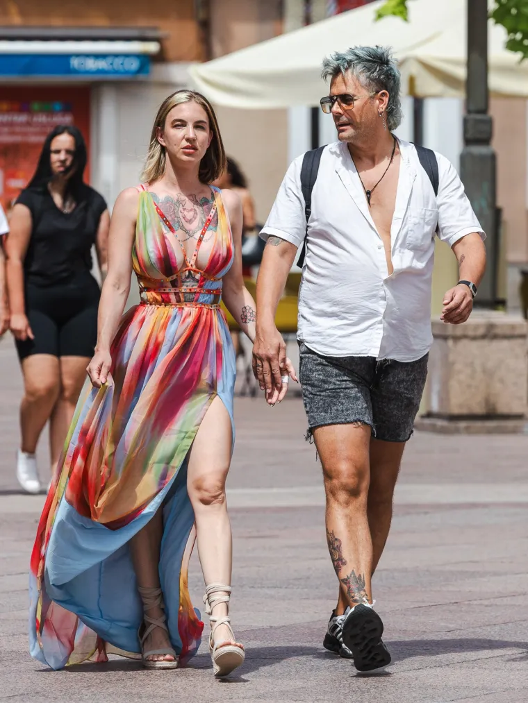 Tetovaže, duboki prorez i boje ljeta: Dama s Korza pokazala stil koji je ukrao svu pažnju