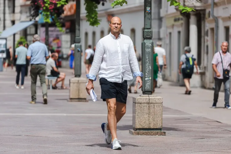 Tetovaže, duboki prorez i boje ljeta: Dama s Korza pokazala stil koji je ukrao svu pažnju