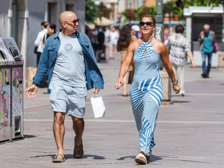 Tetovaže, duboki prorez i boje ljeta: Dama s Korza pokazala stil koji je ukrao svu pažnju