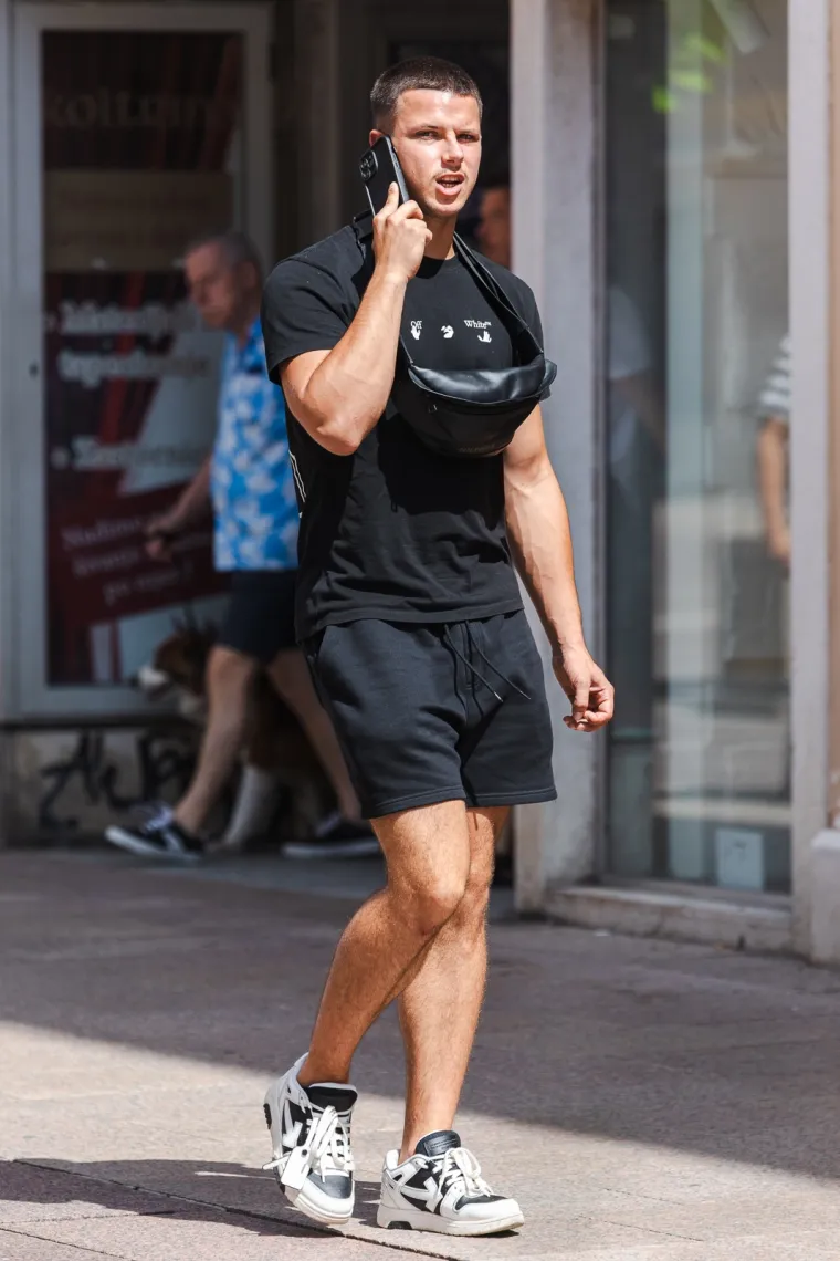 Tetovaže, duboki prorez i boje ljeta: Dama s Korza pokazala stil koji je ukrao svu pažnju