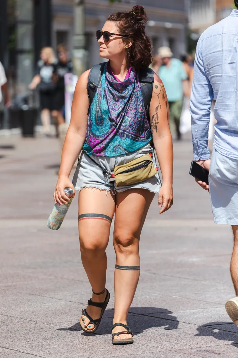 Tetovaže, duboki prorez i boje ljeta: Dama s Korza pokazala stil koji je ukrao svu pažnju
