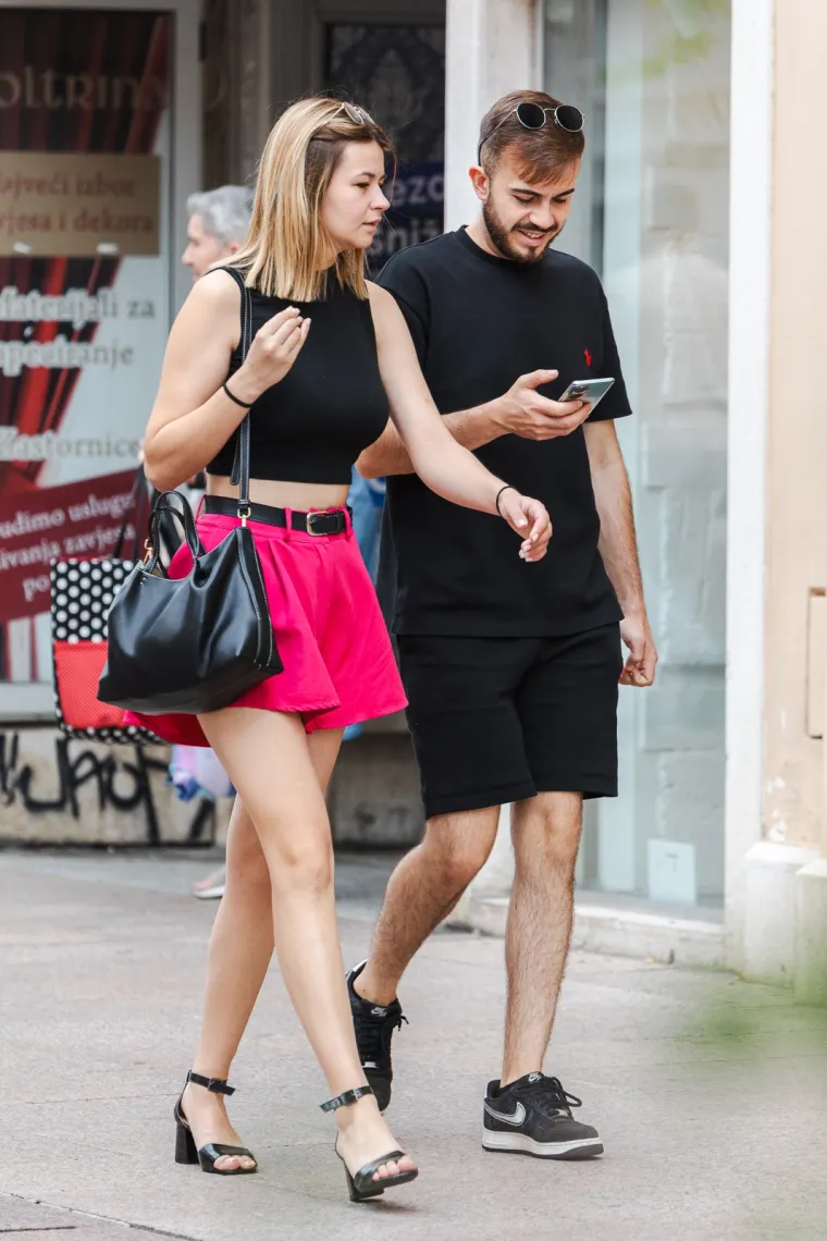 Tetovaže, duboki prorez i boje ljeta: Dama s Korza pokazala stil koji je ukrao svu pažnju