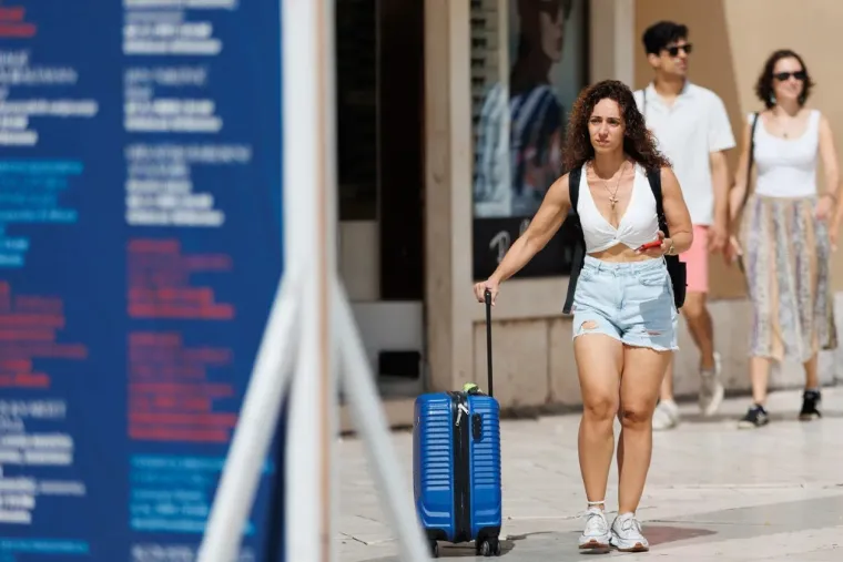 Djevojka privukla poglede, a mišićavi muškarac i tetovirana dama dominirali špicom