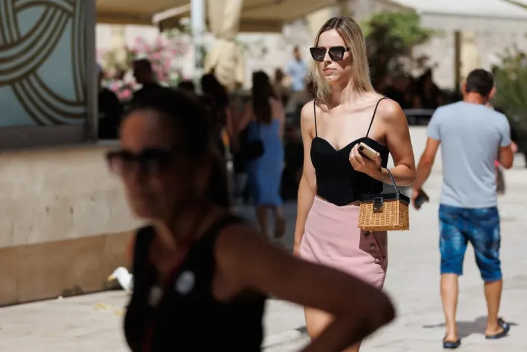 Djevojka privukla poglede, a mišićavi muškarac i tetovirana dama dominirali špicom