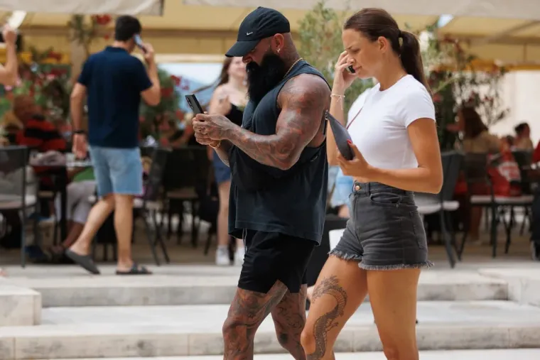 Djevojka privukla poglede, a mišićavi muškarac i tetovirana dama dominirali špicom