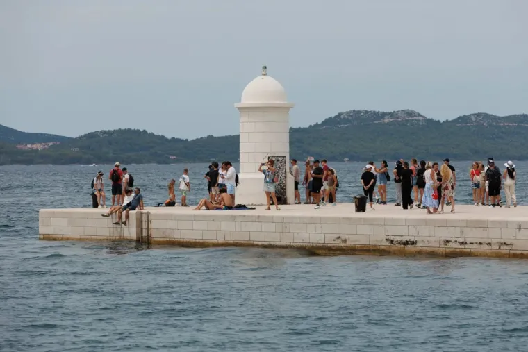 Djevojka privukla poglede, a mi&scaron;ićavi mu&scaron;karac i tetovirana dama dominirali &scaron;picom