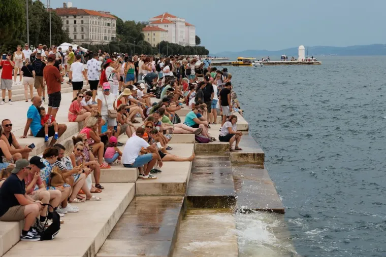 Djevojka privukla poglede, a mi&scaron;ićavi mu&scaron;karac i tetovirana dama dominirali &scaron;picom