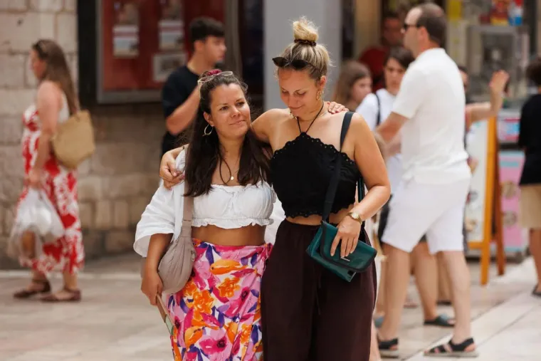 Djevojka privukla poglede, a mi&scaron;ićavi mu&scaron;karac i tetovirana dama dominirali &scaron;picom