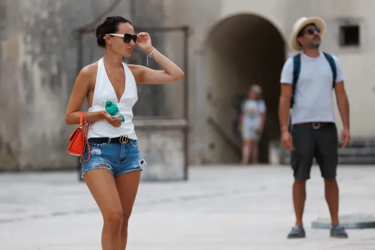 Djevojka privukla poglede, a mi&scaron;ićavi mu&scaron;karac i tetovirana dama dominirali &scaron;picom