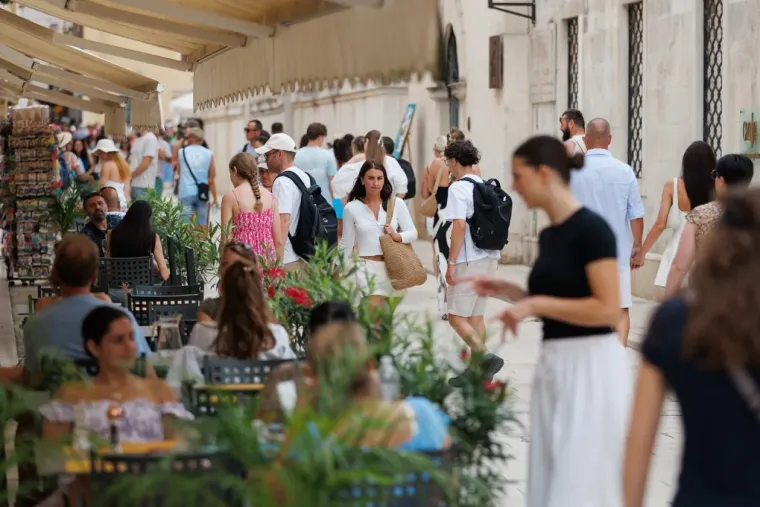 Djevojka privukla poglede, a mi&scaron;ićavi mu&scaron;karac i tetovirana dama dominirali &scaron;picom