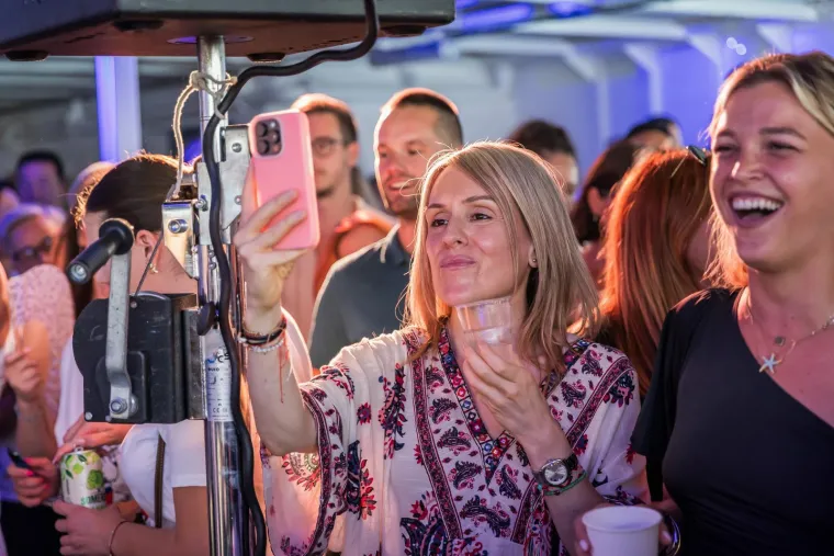 Okupile se poznate face na trajektu za Velu Luku: Evo tko se skroz 'opustio'