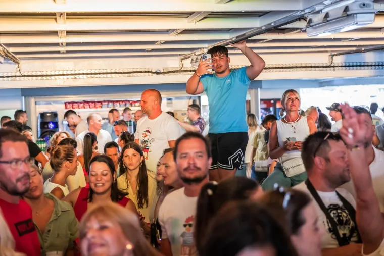 Okupile se poznate face na trajektu za Velu Luku: Evo tko se skroz 'opustio'