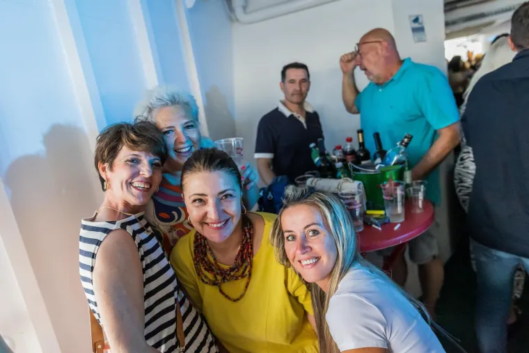 Okupile se poznate face na trajektu za Velu Luku: Evo tko se skroz 'opustio'