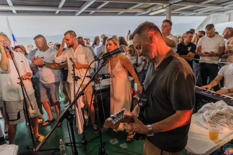 Okupile se poznate face na trajektu za Velu Luku: Evo tko se skroz 'opustio'