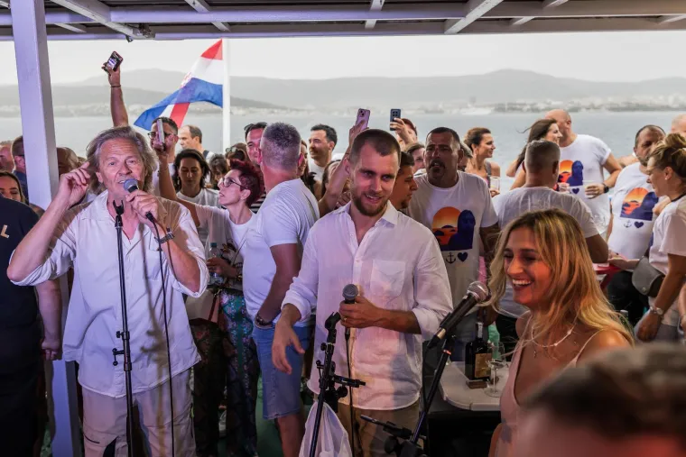 Okupile se poznate face na trajektu za Velu Luku: Evo tko se skroz 'opustio'