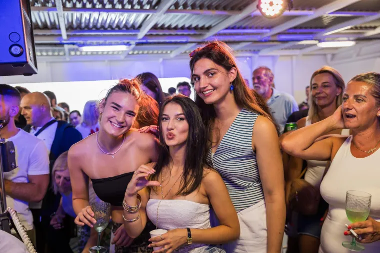 Okupile se poznate face na trajektu za Velu Luku: Evo tko se skroz 'opustio'