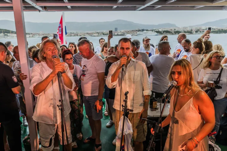 Okupile se poznate face na trajektu za Velu Luku: Evo tko se skroz 'opustio'