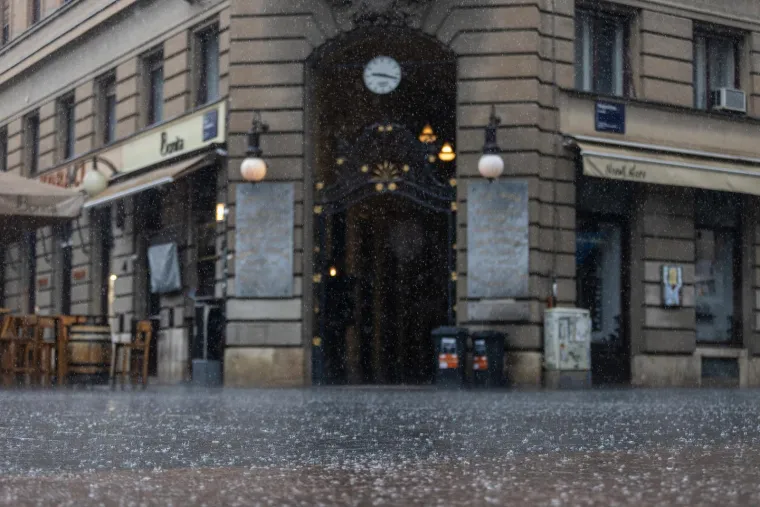 Ovom paru ni ki&scaron;a nije pokvarila tmurnu atmosferu u srcu Zagreba