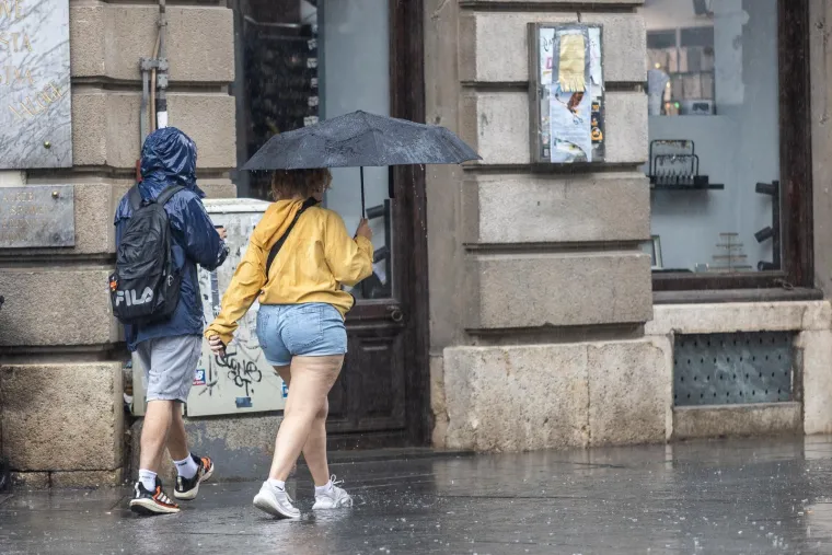 Ovom paru ni ki&scaron;a nije pokvarila tmurnu atmosferu u srcu Zagreba