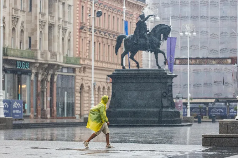 Ovom paru ni ki&scaron;a nije pokvarila tmurnu atmosferu u srcu Zagreba