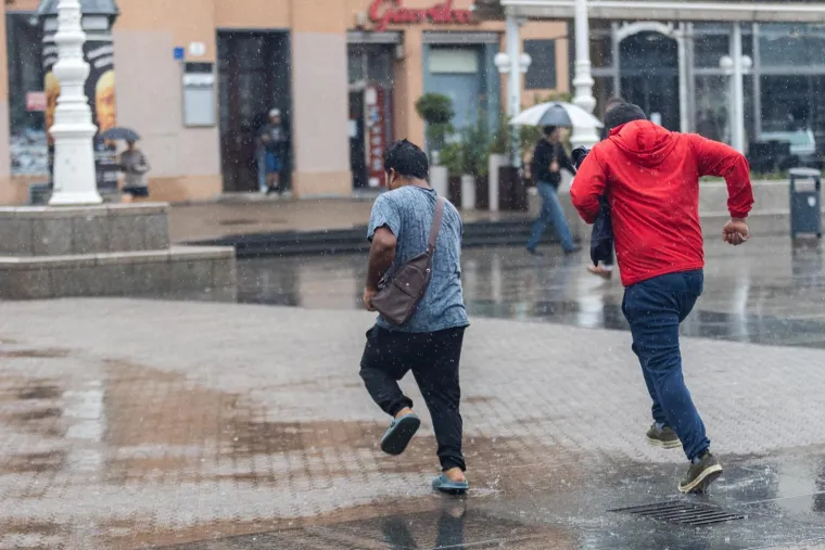 Ovom paru ni ki&scaron;a nije pokvarila tmurnu atmosferu u srcu Zagreba