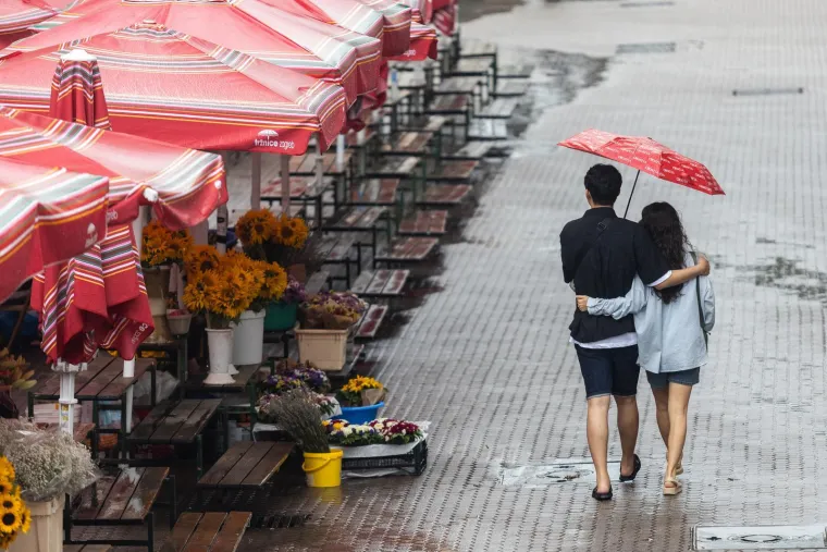 Ovom paru ni ki&scaron;a nije pokvarila tmurnu atmosferu u srcu Zagreba