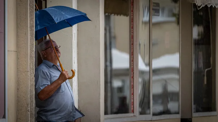 Ni nevrijeme nije zaustavilo ljepoticu: Pokazala duge noge dok drugi bježe pod kišobrane