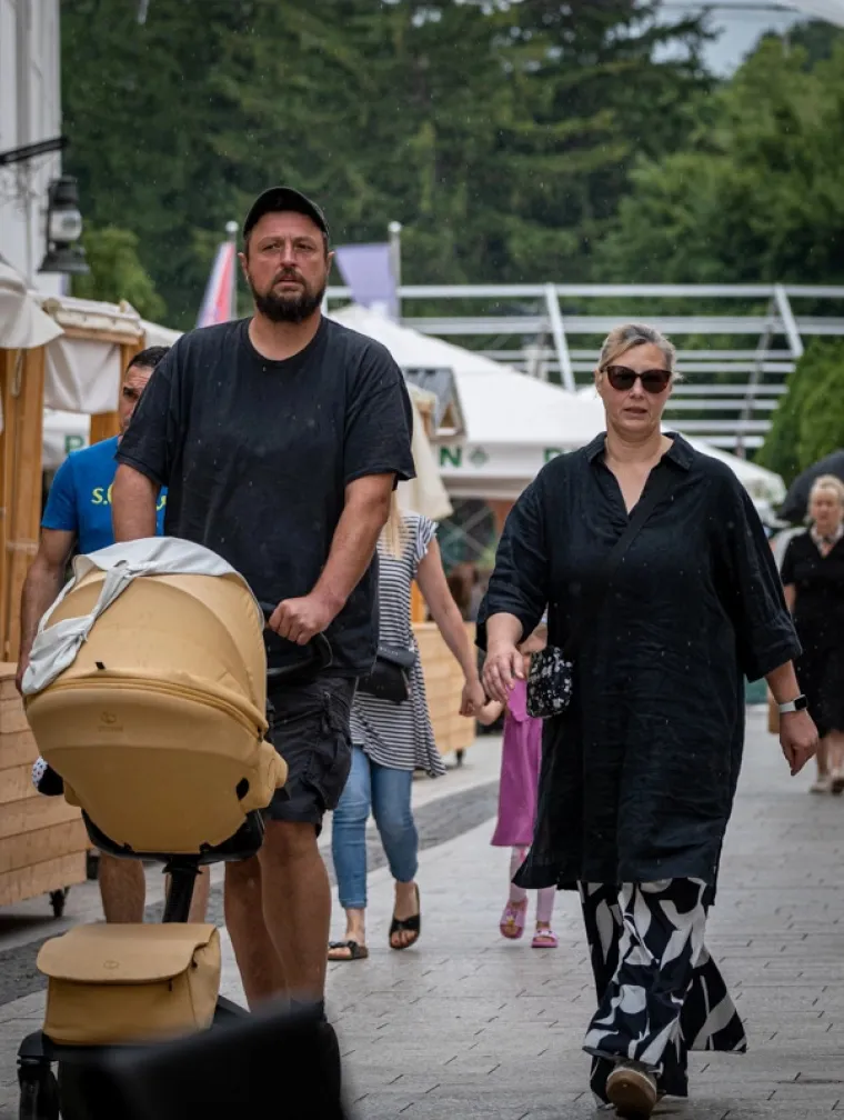 Ni nevrijeme nije zaustavilo ljepoticu: Pokazala duge noge dok drugi bježe pod kišobrane