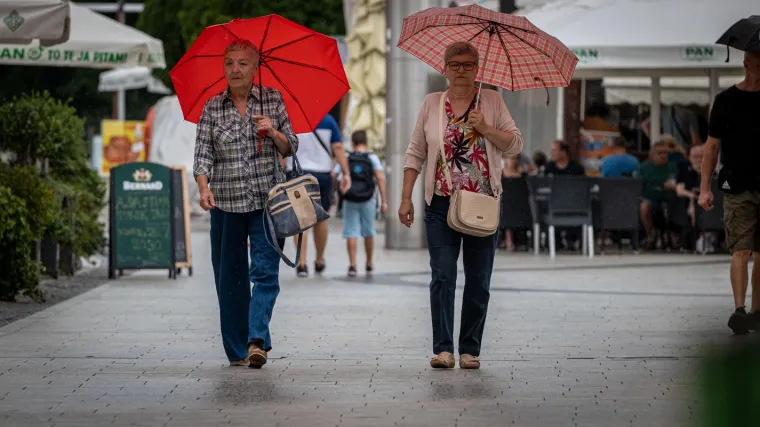 Ni nevrijeme nije zaustavilo ljepoticu: Pokazala duge noge dok drugi bježe pod kišobrane