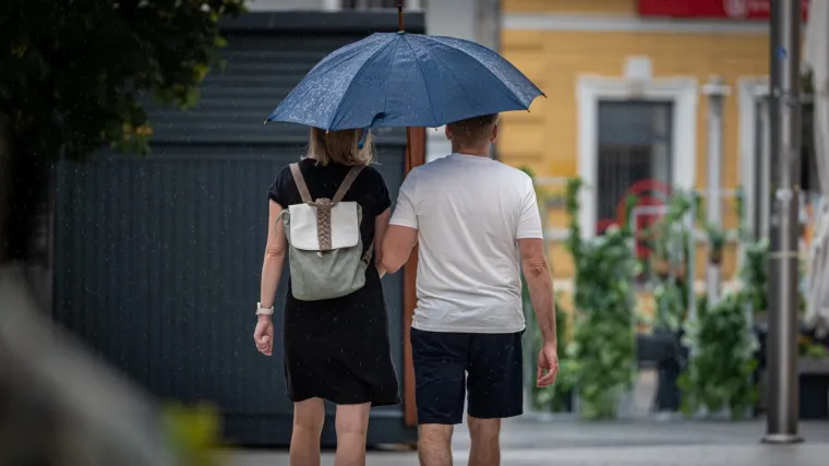 Ni nevrijeme nije zaustavilo ljepoticu: Pokazala duge noge dok drugi bježe pod kišobrane