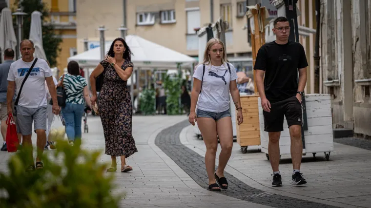 Ni nevrijeme nije zaustavilo ljepoticu: Pokazala duge noge dok drugi bježe pod kišobrane