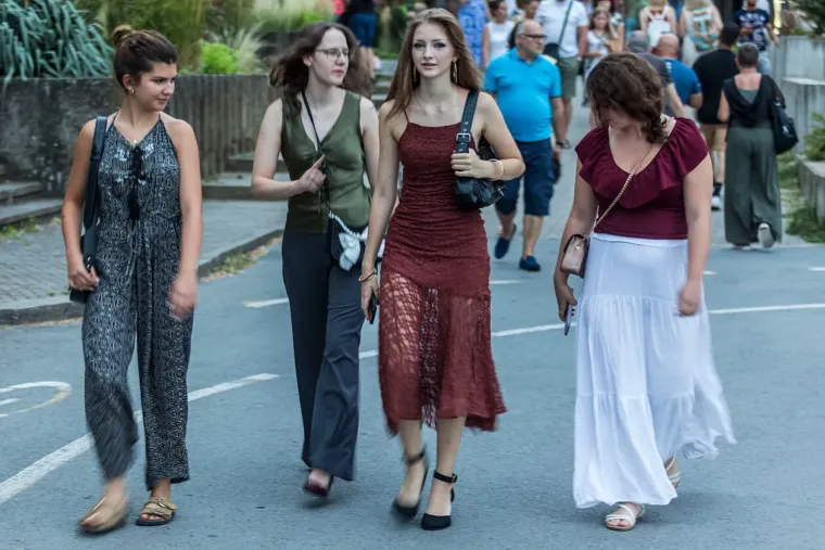 Odmjerena i elegantna: Dama u rozom izazvala divljenje prolaznika na ulicama Osijeka