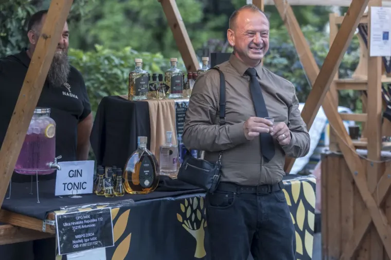 Odmjerena i elegantna: Dama u rozom izazvala divljenje prolaznika na ulicama Osijeka