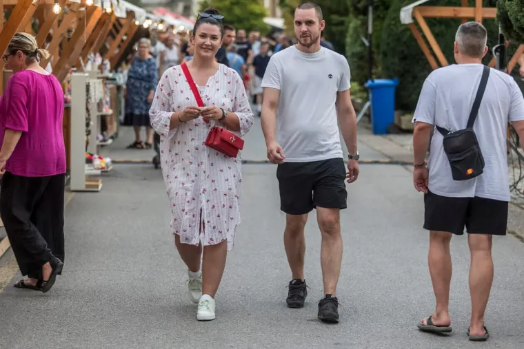 Odmjerena i elegantna: Dama u rozom izazvala divljenje prolaznika na ulicama Osijeka