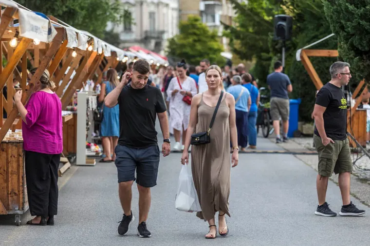 Odmjerena i elegantna: Dama u rozom izazvala divljenje prolaznika na ulicama Osijeka