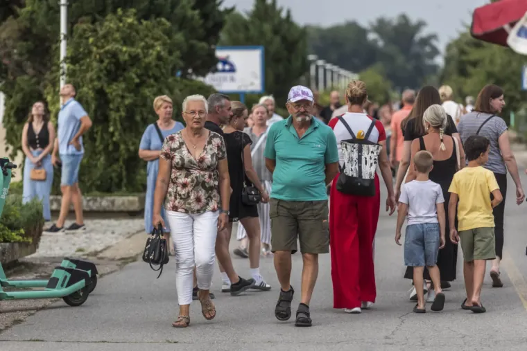 Odmjerena i elegantna: Dama u rozom izazvala divljenje prolaznika na ulicama Osijeka