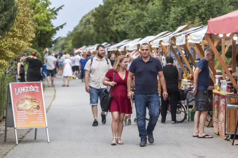 Odmjerena i elegantna: Dama u rozom izazvala divljenje prolaznika na ulicama Osijeka