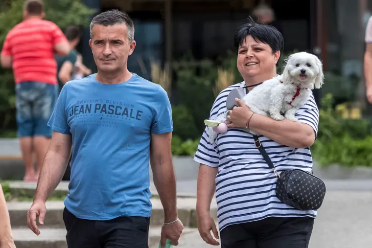 Odmjerena i elegantna: Dama u rozom izazvala divljenje prolaznika na ulicama Osijeka