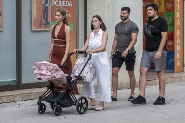 Odmjerena i elegantna: Dama u rozom izazvala divljenje prolaznika na ulicama Osijeka