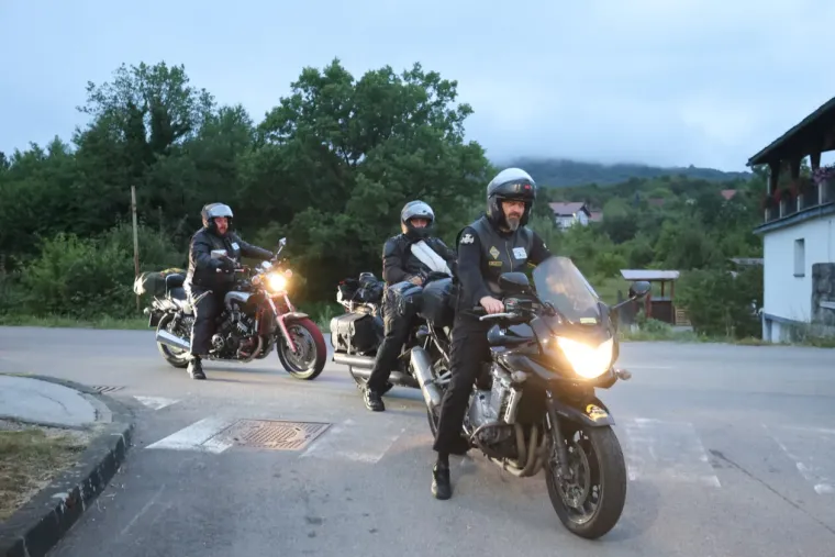 Slunj gorio od energije: Vedra plavuša osmijehom ukrala show na moto susretu