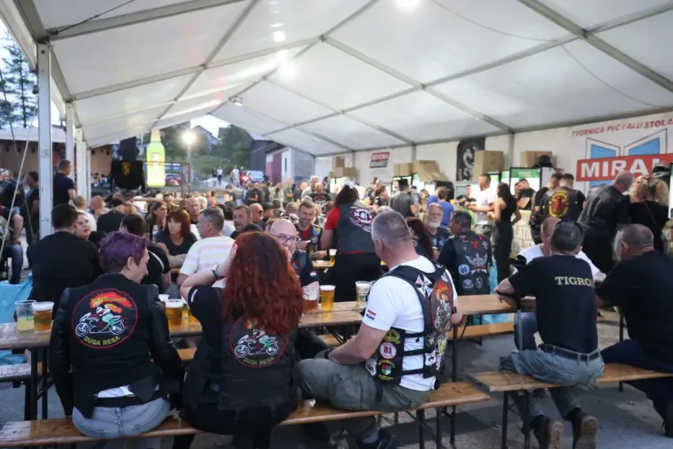 Slunj gorio od energije: Vedra plavuša osmijehom ukrala show na moto susretu