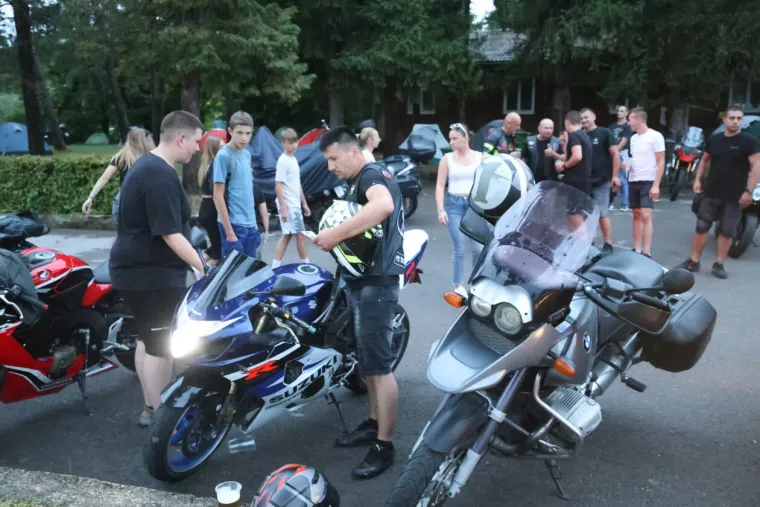 Slunj gorio od energije: Vedra plavuša osmijehom ukrala show na moto susretu