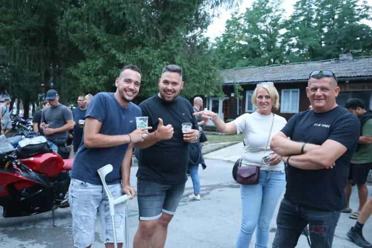 Slunj gorio od energije: Vedra plavuša osmijehom ukrala show na moto susretu