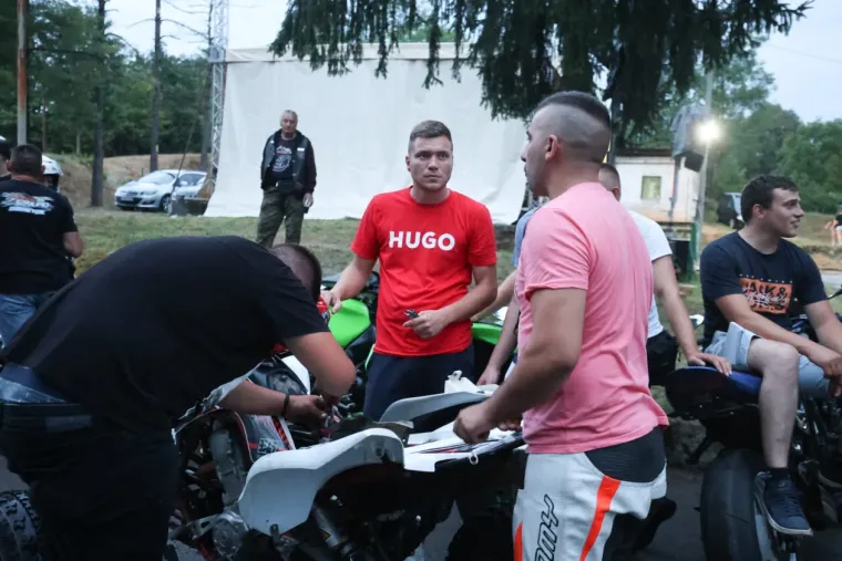Slunj gorio od energije: Vedra plavuša osmijehom ukrala show na moto susretu
