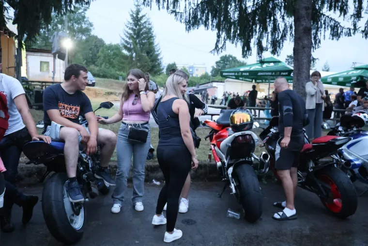 Slunj gorio od energije: Vedra plavuša osmijehom ukrala show na moto susretu