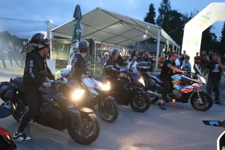 Slunj gorio od energije: Vedra plavuša osmijehom ukrala show na moto susretu