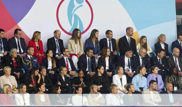 Krema! Čeferin sjedio pored člana kraljevske obitelji, a pažnju je ukrala jedna djevojka...