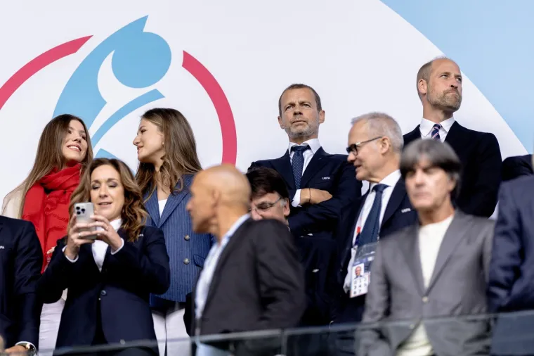 Krema! Čeferin sjedio pored člana kraljevske obitelji, a pažnju je ukrala jedna djevojka...