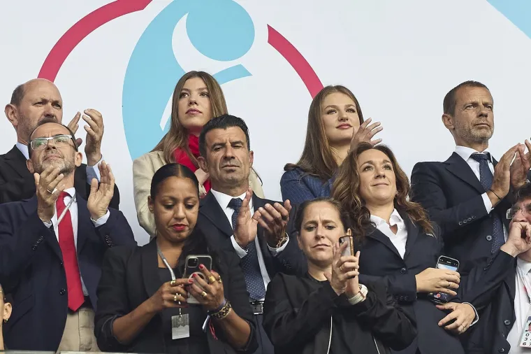 Krema! Čeferin sjedio pored člana kraljevske obitelji, a pažnju je ukrala jedna djevojka...